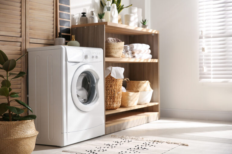 modern,washing,machine,and,shelving,unit,in,laundry,room,interior