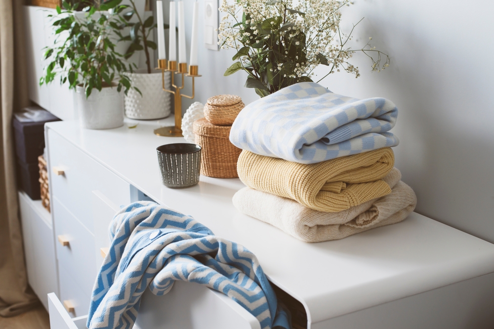 Spring Cleaning vs. Deep Cleaning: What's the Difference? Spring Vs Deep Cleaning 1