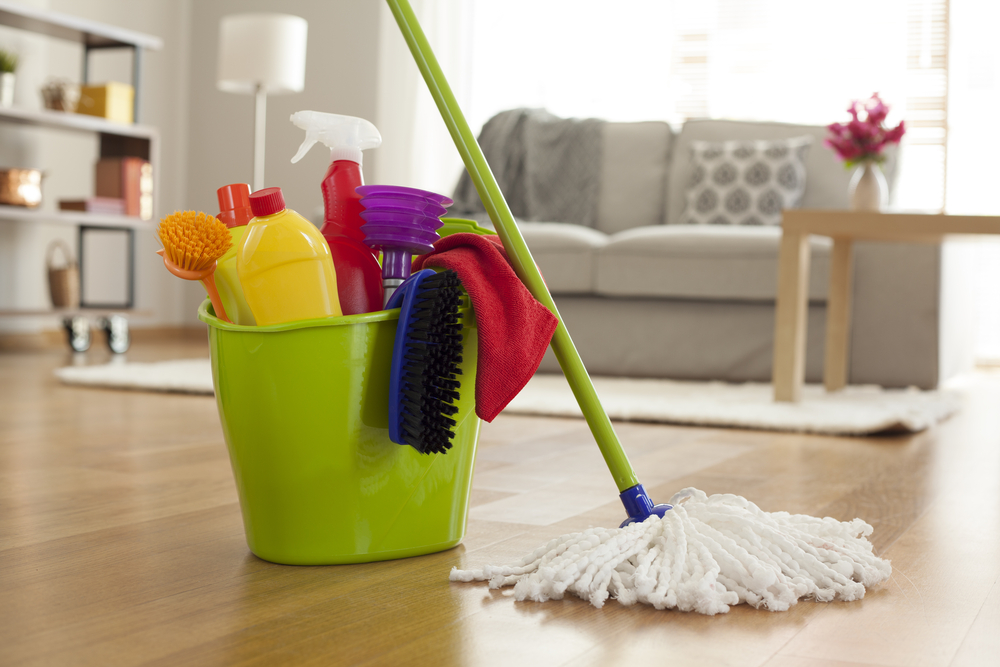 plastic,bucket,with,cleaning,supplies,in,home